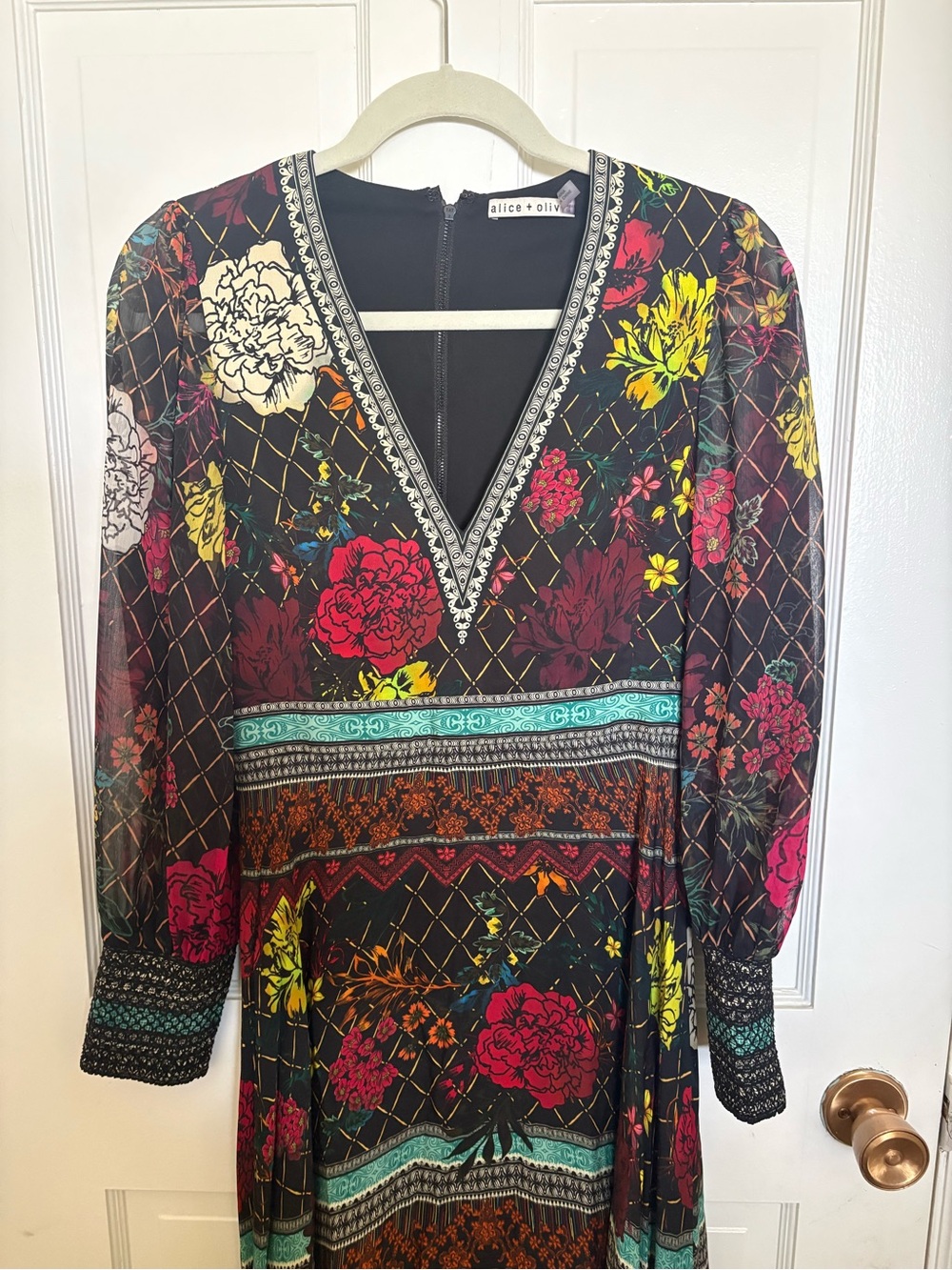 Alice + Olivia Janey V-Neck Floral Long Sleeve Midi Dress 0 - Picture 3 of 8